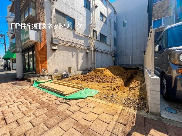 外観:ビルトイン車庫付きの住宅です。雨風から大切なお車を守り、お荷物の出し入れもゆっくり濡れずに行えます。