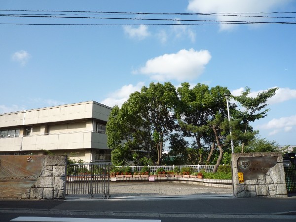 周辺環境:横浜市立松本中学校(丘の上にある自然豊かな中学校。フラワーアレンジメント部や演劇部、女子サッカー部など部活動が充実している。)