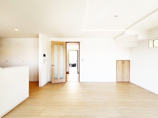 ダイニングとリビングを分けて作れる形で、ゆとりある18帖。暖かい光が差し込む明るいダイニングです。