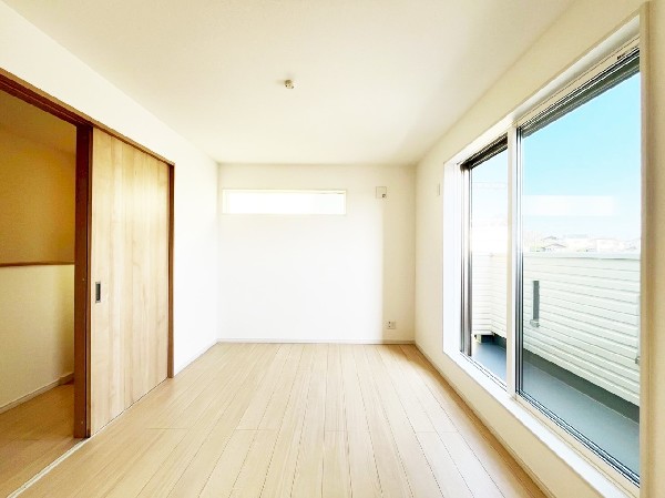 バルコニーにも出られる明るい居室。おひさまの光と爽やかな風をたっぷりと取り込めます。