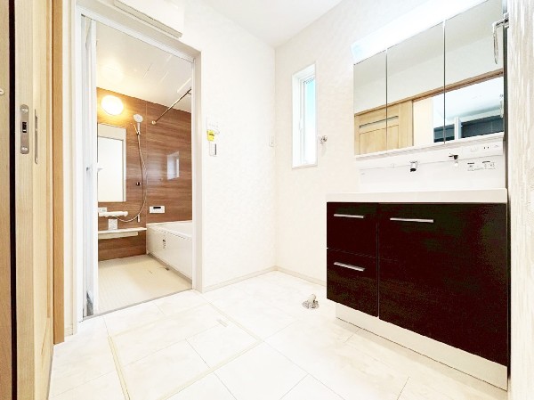 鏡の裏に収納棚を確保した三面鏡は、化粧品や歯ブラシなどを機能的に収納。朝の身支度もスムーズです。