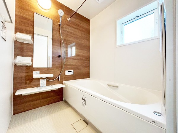 浴室には浴室乾燥機が付いておりいつでも快適で心地の良いバスタイムを実現。雨の日のお洗濯にも大活躍。