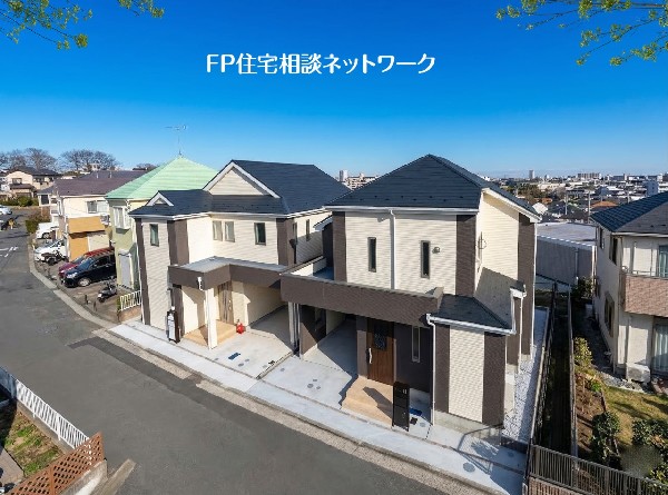 外観:閑静な住宅地に馴染む落ち着いた色合いの外観。長く愛着を持って住むからこそシンプルな色目に仕上げました