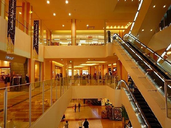 周辺環境:トレッサ横浜(フランス・リヨン市の市街地をイメージして作られたお洒落な大型ショッピングモール。駐車場は全日無料。)