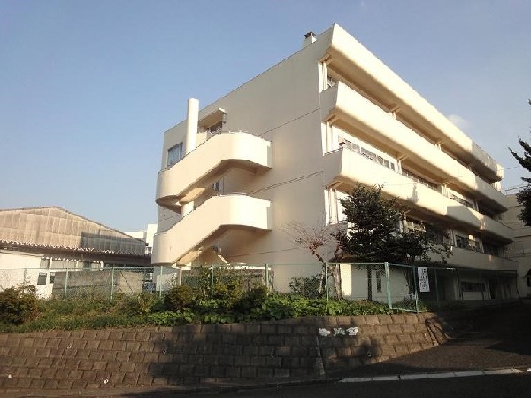 周辺環境:横浜市立上の宮中学校(各学年5クラスの中学校。校訓は「努力、自立、敬愛」。校庭や体育館の設備が充実し、部活動の数も多い。)