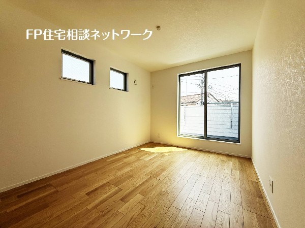 2面採光でお部屋の隅々まで明るい居室。バルコニーにも出られて、爽やかな風をたっぷりと取り込めます。