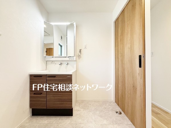 鏡の裏に収納棚を確保した三面鏡を採用。化粧品や歯ブラシなどを機能的に収納し、朝の身支度も快適です。