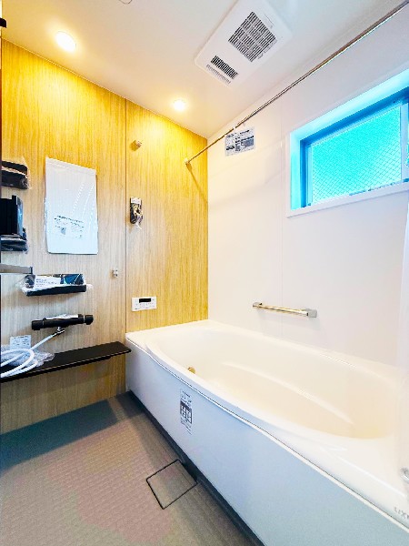 ゆったり入れる1坪タイプの浴室。花粉が気になる季節や雨天時のお洗濯に便利な浴室換気乾燥暖房機付です。