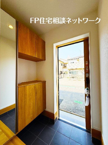 天井までの玄関収納付で、家族の履物が多くても安心。出勤前の身支度チェックに欠かせない姿見付です。