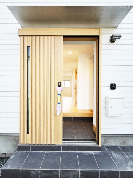 バリアフリーな玄関引き戸を採用。省スペースで開閉しやすく、荷物が多い時でも出し入れがスムーズです。