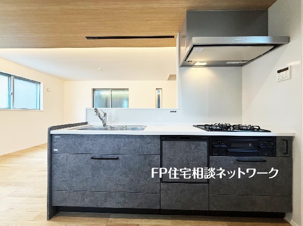 機能性とデザイン性を兼ね備えた嬉しいキッチン。食器洗乾燥機付きなので後片付け楽々。嬉しい浄水器も。