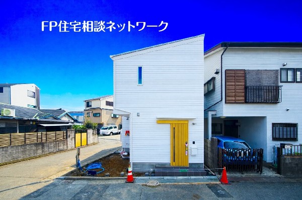 外観:白を基調とした清潔感のある外観は閑静な住宅地にぴったり。角地に面しているので、風の通りも良好です○