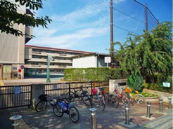 周辺環境:森の台小学校(公園に隣接し、広々とした小学校。教育目標は、「自分大すき、友だち大すき、共に学ぶ子、実践する子」)