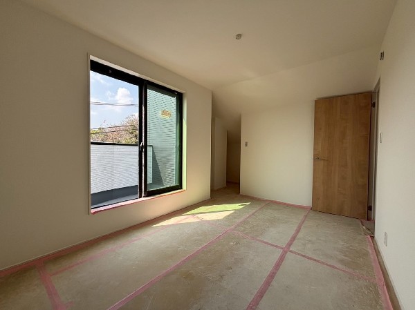 光を沢山取り込める大きな窓。日差しを長時間受ける事が出来る暖かいお部屋です。