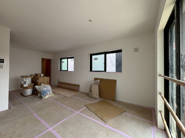 南に大きく面した窓から光が降りそそぐ開放的なリビング。自然の恵みが、快適で心地の良い空間を演出。