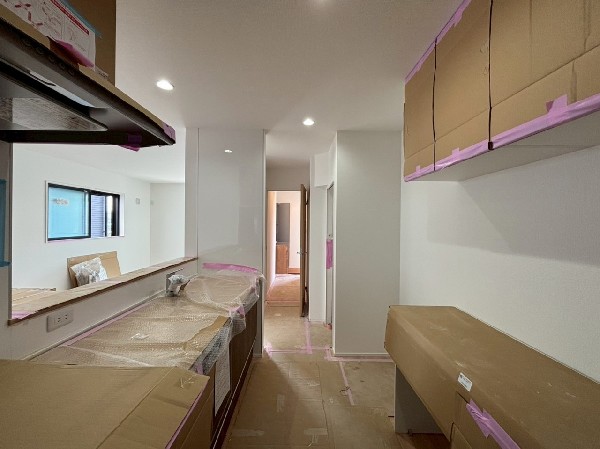 キッチンの統一感を生む同色のカップボードが背面に備え付けされています。調理家電の収納に重宝しますね。