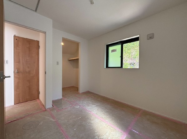 全室にクローゼットを完備しています。収納スペースを上手に使ってすっきりと快適な生活を送れます。