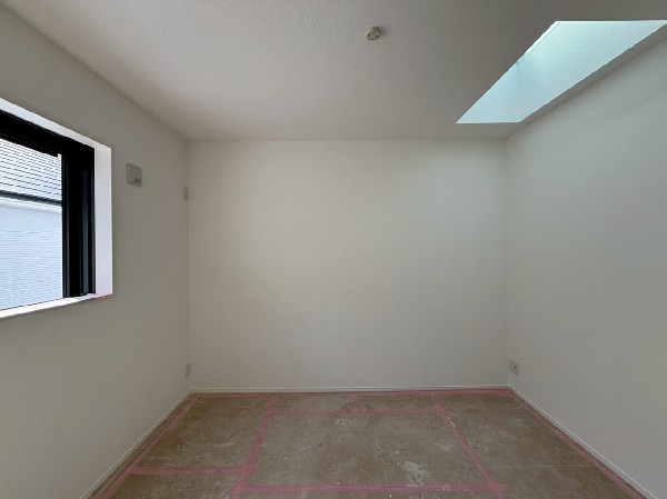 普通の窓よりも、自然の光で部屋を明るくできる天窓。日中は電気を付けなくても明るさを確保できそうです。