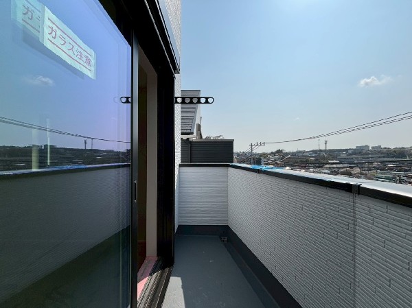 バルコニーからは景色を広く見渡せて解放的。空を広く感じながら思わず深呼吸したくなります。