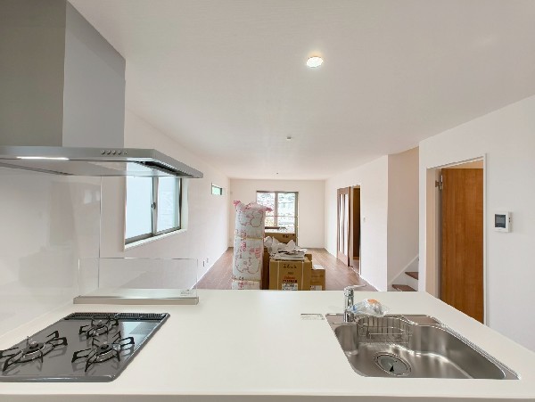 リビングのお子様を見守りながらお料理が出来る対面キッチン。ご家族との会話が弾みます。食器洗乾燥機付。