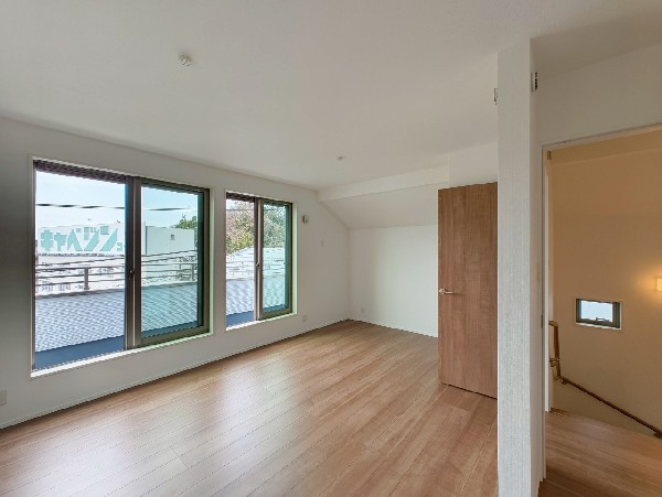 掃出窓からたっぷりの日差しを受けられ、明るい居室。バルコニーにも出られて、爽やかな風を取り込めます。