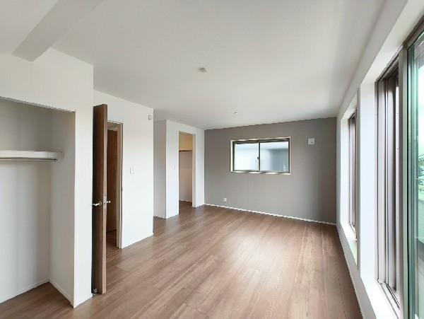 全室にクローゼットを完備しています。収納スペースを上手に使ってすっきりと快適な生活を送れます。