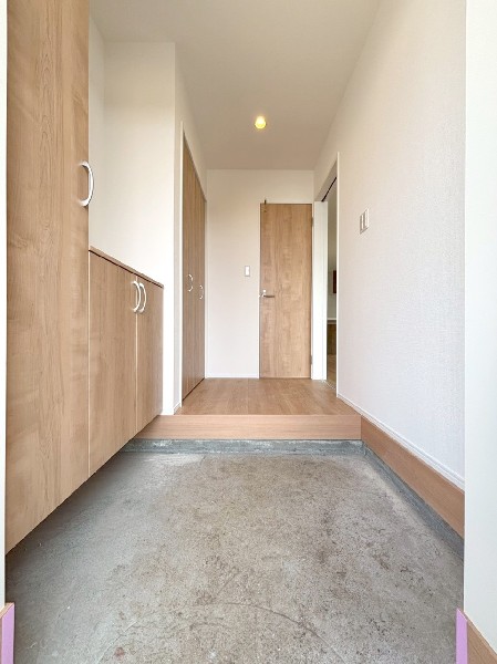 玄関をスッキリと保てる玄関収納。落ち着いた雰囲気の色目が、室内のカラーやデザインと調和しています。