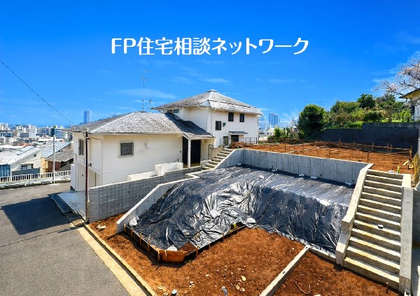 外観:高台に位置しているので眺望、陽当り良好。前面道路は車通りも少なく、小さなお子さま連れでも安心ですね。