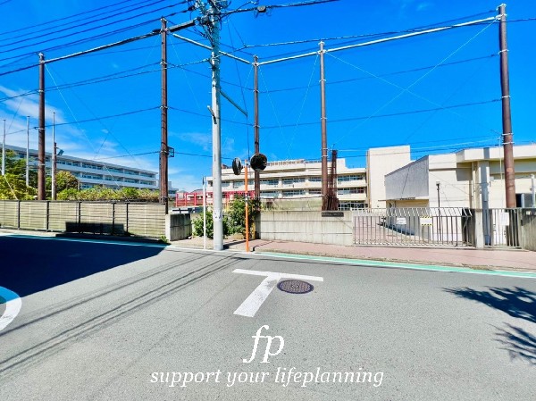 周辺環境:富士見台小学校(創立70周年を向かえる小学校。教育目標は「互いにひびき合う学校　学び合う・認め合う・生かし合う」。)