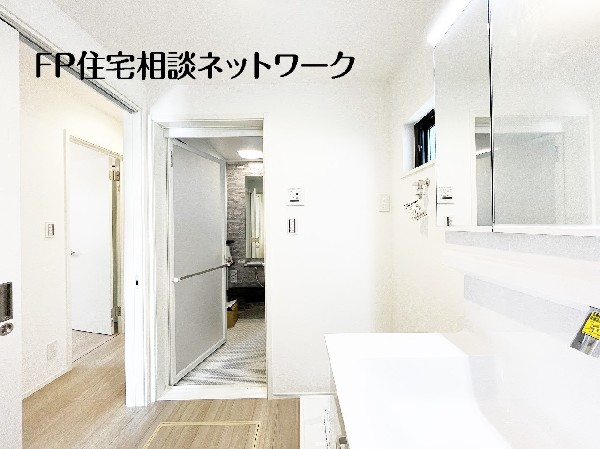 鏡の裏に収納棚を確保した三面鏡を採用。化粧品や歯ブラシなどを機能的に収納し、朝の身支度も快適です。