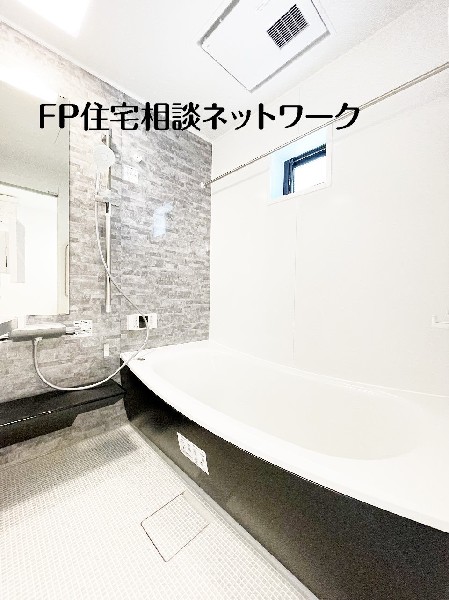 ゆったりとくつろげる1坪タイプ。お洗濯が外干しで乾きにくい時季などに重宝する浴室乾燥機付です。