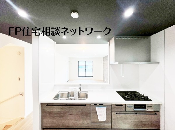 機能性とデザイン性を兼ね備えた嬉しいキッチン。食器洗乾燥機付きなので後片付け楽々。嬉しい浄水器も。