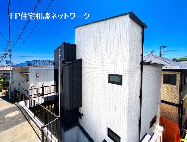 外観:高台に位置し眺望良好。窓を開ければ広がる風景。空を広く感じられます。大雨による冠水の心配もありません。