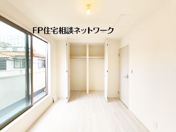 掃出し窓があり明るい居室。バルコニーにも出られ、お布団もすぐに干せます。全室に収納を完備しています。