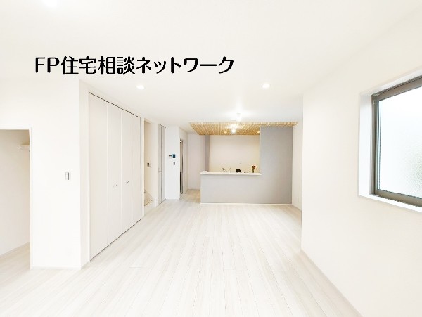 ダイニングとリビングを分けて作れる形で、ゆとりある18帖。収納も付いているのでスッキリ片付きます。