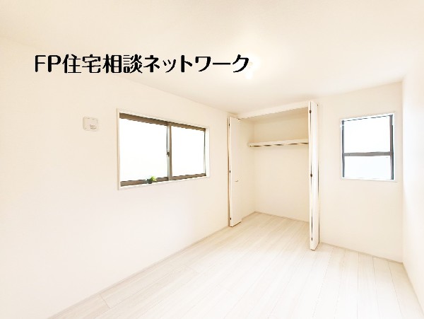 2面採光でお部屋の隅々まで明るい印象の居室。朝の光をあびながら素敵な一日がはじまりそうです。