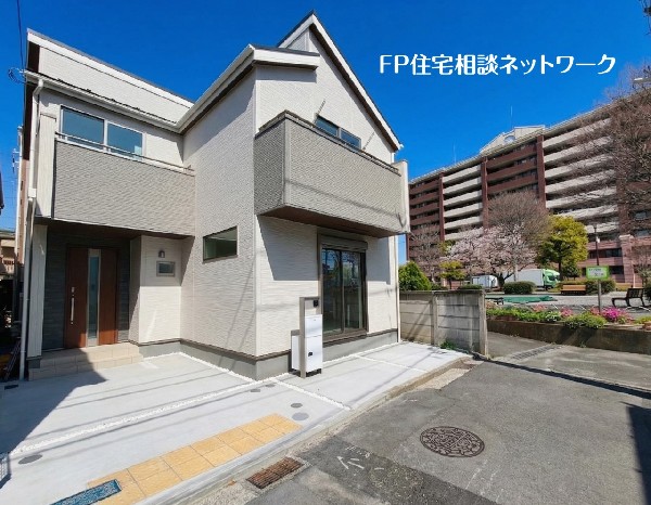 外観:日当たりが良く開放感のある角地です。 2方向から光や風を取り込めるため、明るく快適な住まいが実現。