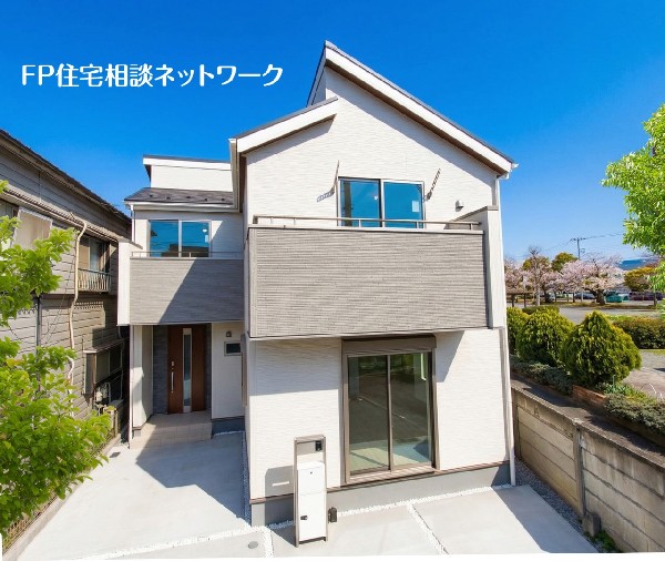 外観:シンプルで清潔感がある白い外観は、明るく爽やかな印象です。広い青空に白が映えています。  