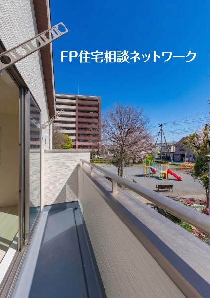 外観:南に大きく面したバルコニーは太陽の光をいっぱい受け止めてくれます。洗濯物もすぐに乾きそうです。