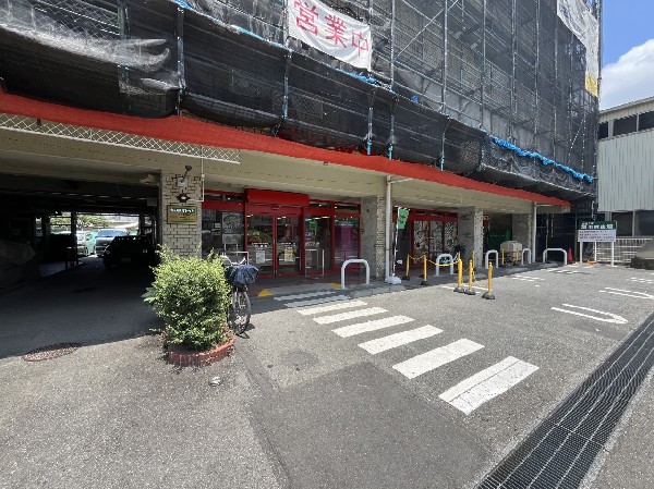 周辺環境:まいばすけっと横浜東本郷6丁目店(さっと立ち寄れるコンビニサイズのスーパー。少量の野菜や肉なども揃い、買い忘れを調達したいときに便利。)