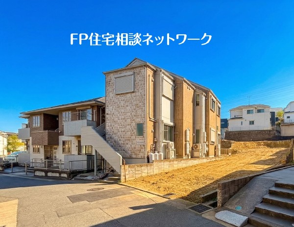 外観:新横浜駅も徒歩圏内の利便性と、閑静な住宅街の静けさが両立する神奈川区三枚町。並列2台で駐車できます。