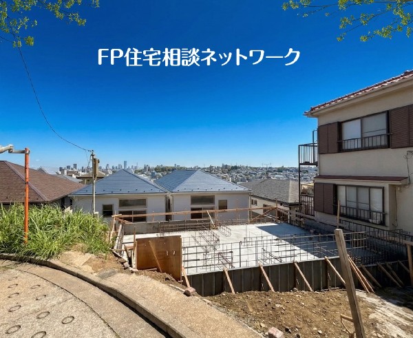 外観:南西側ひな壇につき眺望良好！お部屋には光が降り注ぎ、窓を開ければ広がる風景。空を広く感じられます。