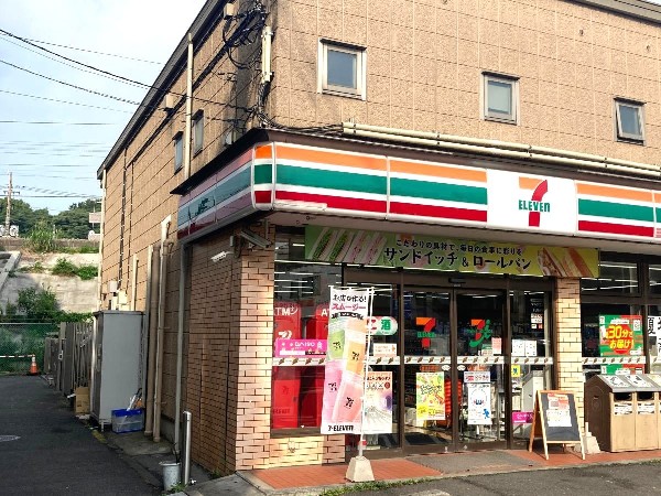 周辺環境:セブンイレブン横浜内路店(近くて便利、期待以上の品質を提供するコンビニエンスストアです。酒たばこ取扱い有。無料Wi-Fi有。)