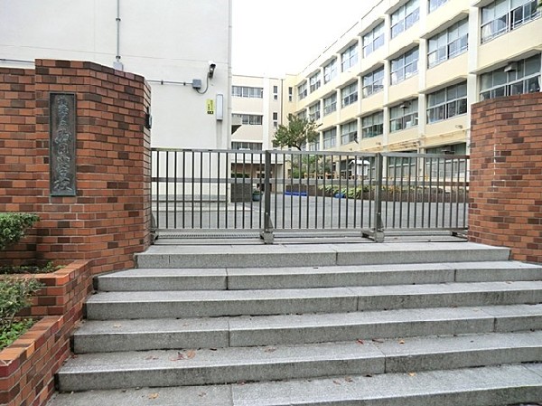 周辺環境:駒岡小学校(全校遠足は１～６年生ま縦割りでチームを作る。運動会も学年の隔てなく盛り上がる。)