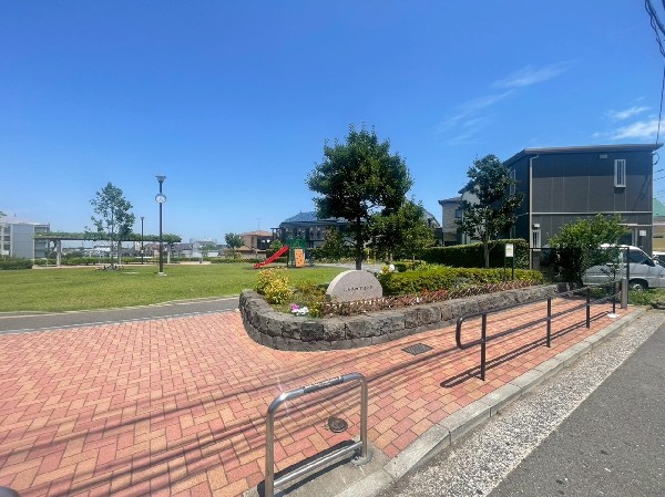 周辺環境:六角橋4丁目公園(レンガのタイルがきれいに敷かれた歩道から続く丸い形の公園。芝生広場がありピクニックにも良さそうです。)