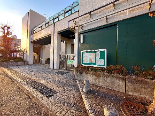 周辺環境:岡野中学校 (昭和22年創立、各学年3～4クラスの中学校。部活動では、硬式女子テニス部が全国ベスト8出場経験あり。)