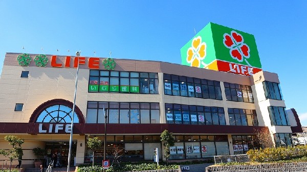 周辺環境:ライフ鶴見店(「よい商品、よいお店、よいサービス」という企業理念。プロの目利きがしっかり商品を選んでいます  )