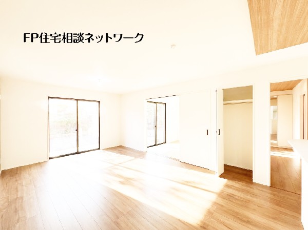 光が差し込む明るいダイニング。LDKは広々17帖あるので、ダイニングテーブルもしっかり配置できます。