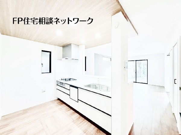 キッチンに小さな窓を設置。換気扇と併用して使用することで空気の通り道ができ、暑さの緩和や匂い対策に◎