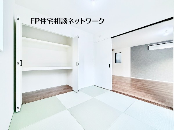 リビング横にある寛ぎの和室。客間、お子様の遊び場、家事スペース等にと多目的にご利用いただけます。